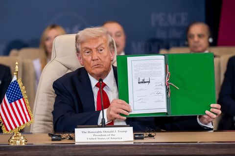 Trump feiert die Einigung als historisch - aber wie tragfähig ist sie wirklich? Foto: Michael Kappeler/dpa