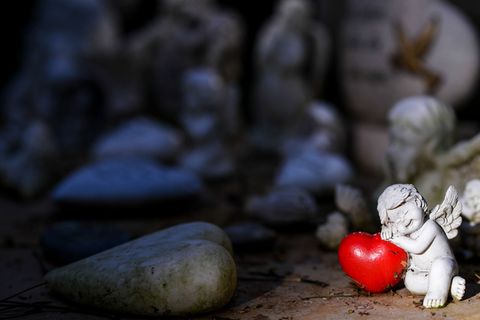 Die Einrichtung von "Sternenkinder"-Gräbern geht oft auf Initiativen betroffener Eltern oder von Geburtskliniken aus. (Symbolfot