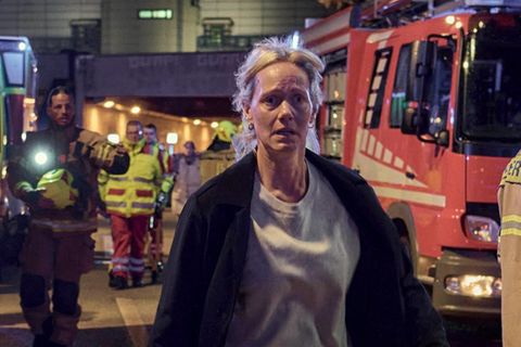 "Hundertdreizehn: Theo": Riccarda Hövemann (Anna Schudt) sucht auf der Unfallstelle nach ihrem Lebensgefährten, den Fahrer des