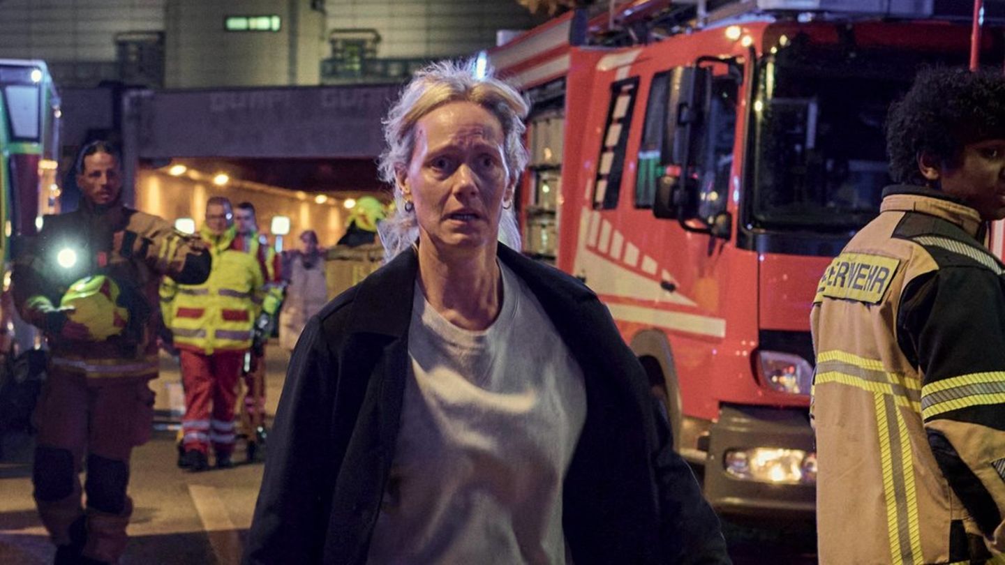 "Hundertdreizehn: Theo": Riccarda Hövemann (Anna Schudt) sucht auf der Unfallstelle nach ihrem Lebensgefährten, den Fahrer des
