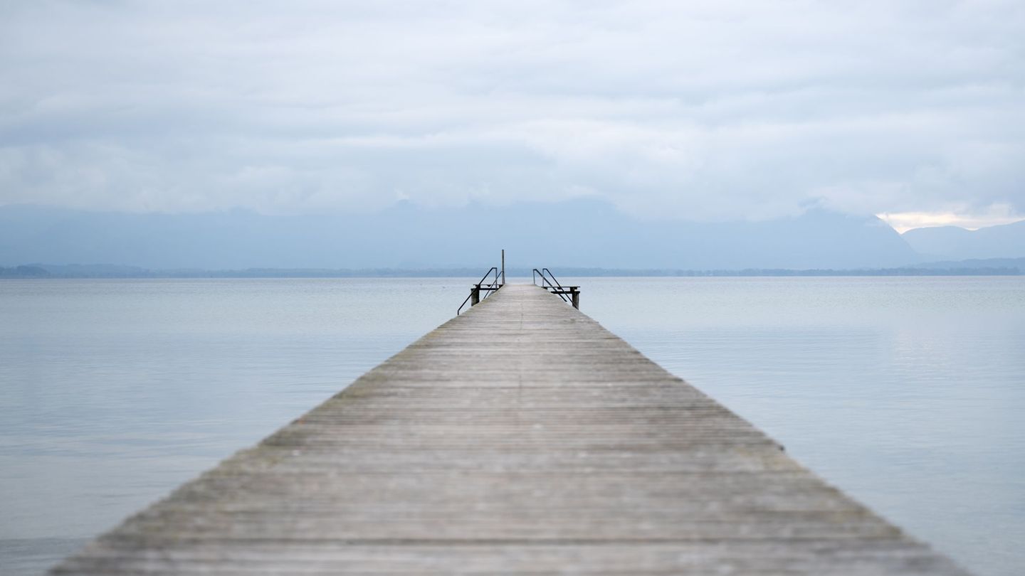 Zu Tagesbeginn sind viele Wolken und Nebel am bayerischen Himmel zu sehen. Foto: Sven Hoppe/dpa