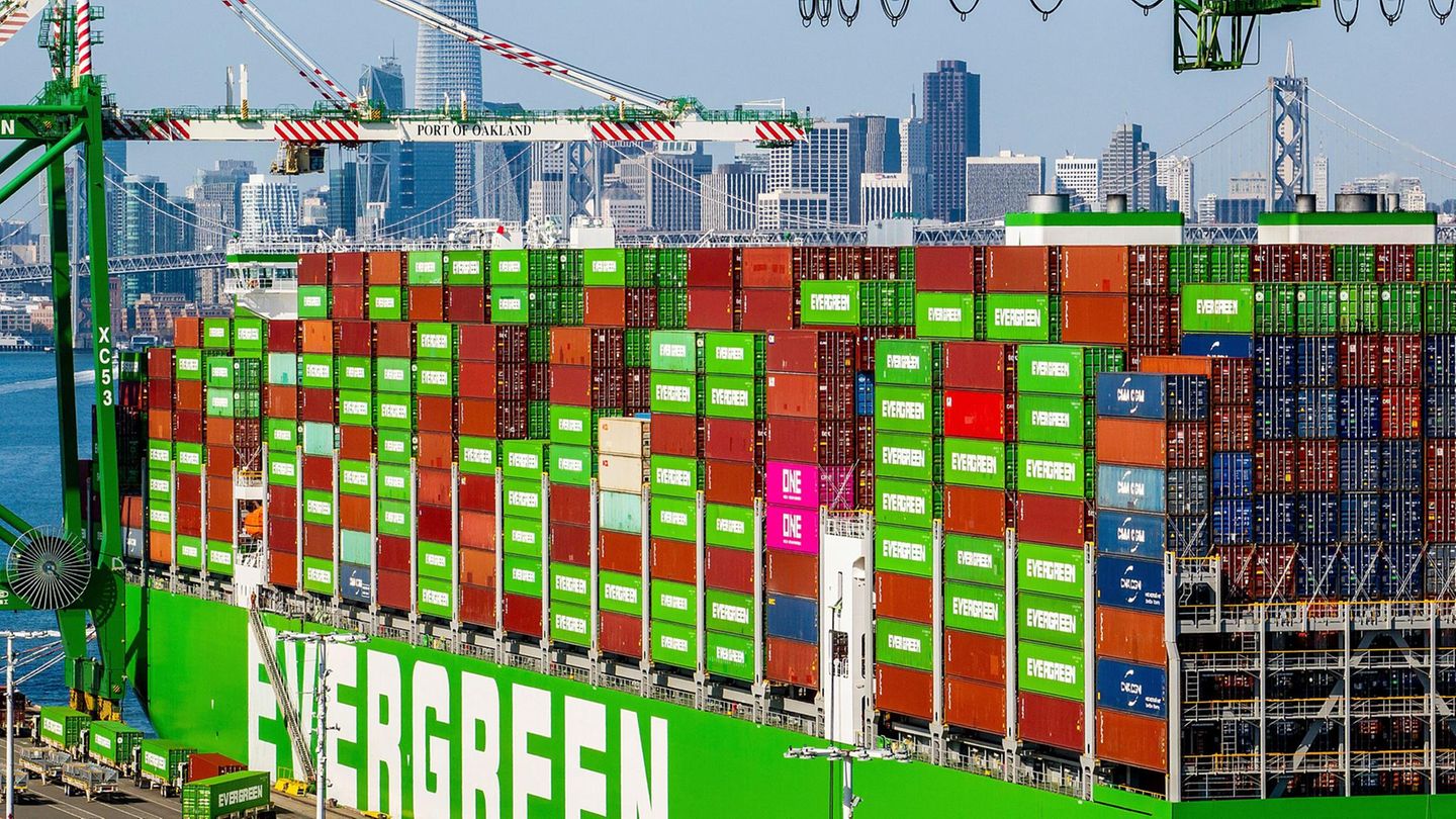 Ein Frachtschiff liegt im Hafen von Oakland. 