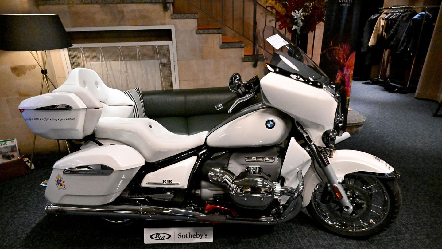 Das Motorrad 2024 BMW R 18 Transcontinental hat Papst Leo XIV. signiert