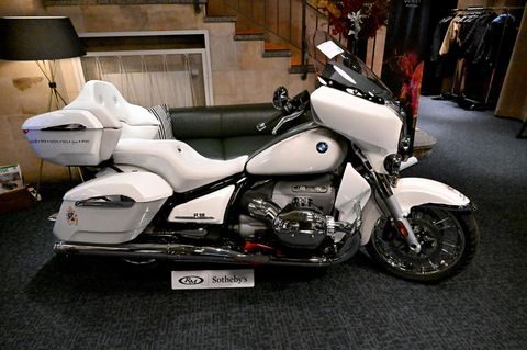 Das Motorrad 2024 BMW R 18 Transcontinental hat Papst Leo XIV. signiert