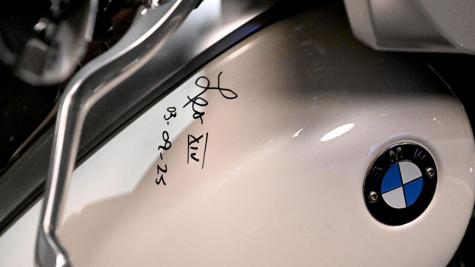 Papst Leo XIV hat die Maschine im September 2025 signiert Papst Leo XIV hat die Maschine im September 2025 signiert