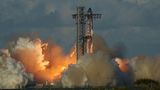 Starbase in Texas, USA. SpaceX' ganzer Stolz, die Mega-Rakete Starship, hat ihren elften Testflug erfolgreich absolviert. Das ist nicht selbstverständlich: Zuletzt hatte es bei den Starts der leistungsstärksten Rakete immer wieder Probleme gegeben