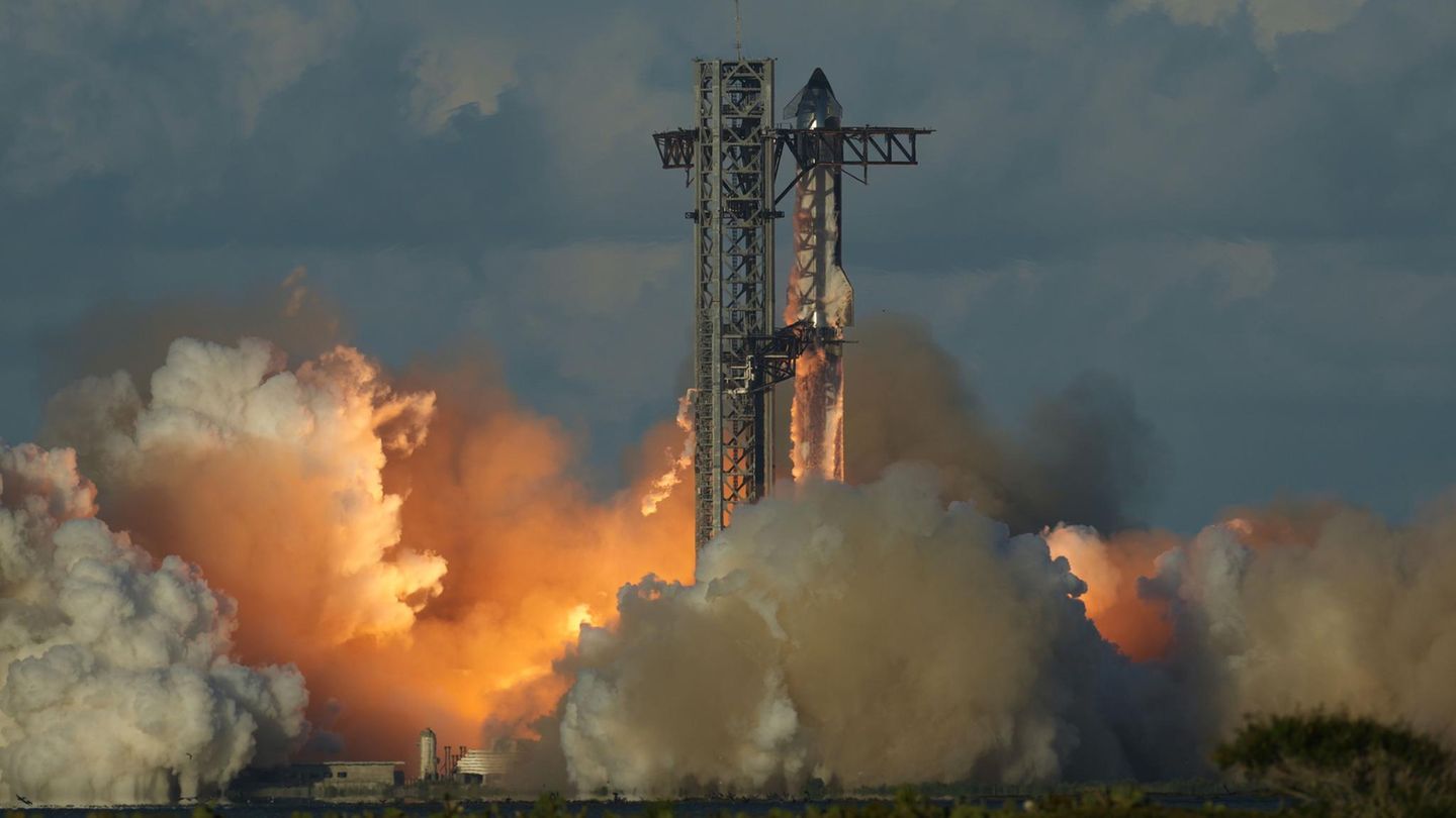 14. Oktober: Feuriges Elfchen Starbase in Texas, USA. SpaceX' ganzer Stolz, die Mega-Rakete Starship, hat ihren elften Testflug erfolgreich absolviert. Das ist nicht selbstverständlich: Zuletzt hatte es bei den Starts der leistungsstärksten Rakete immer wieder Probleme gegeben