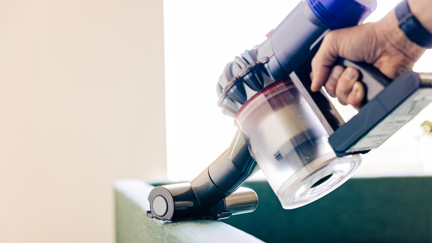 Person nutzt Dyson Handstaubsauger