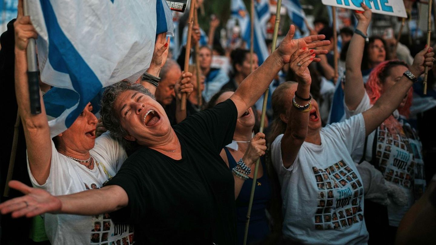 Israelis im Zentrum von Tel Aviv, sie halten Schilder und die Israelflagge hoch. Gaza Geiseln