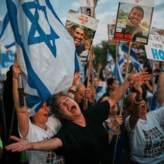 Israelis im Zentrum von Tel Aviv, sie halten Schilder und die Israelflagge hoch. Gaza Geiseln