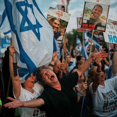 Israelis im Zentrum von Tel Aviv, sie halten Schilder und die Israelflagge hoch. Gaza Geiseln