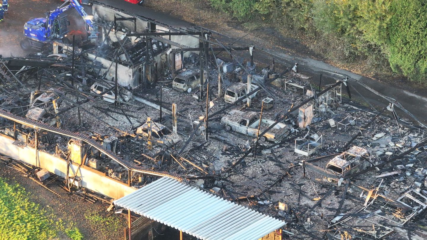 Das Feuer wurde in der Nacht zum Dienstag gegen 2.00 Uhr gemeldet. Foto: Sascha Thelen/dpa