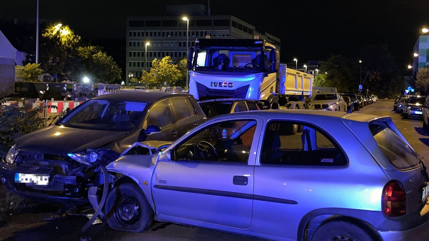 Der Fahrer verlor die Kontrolle über den Wagen und kollidierte mit drei geparkten Autos, die durch den Aufprall ineinandergescho