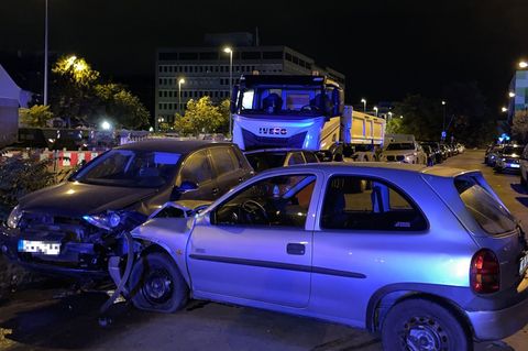 Der Fahrer verlor die Kontrolle über den Wagen und kollidierte mit drei geparkten Autos, die durch den Aufprall ineinandergescho
