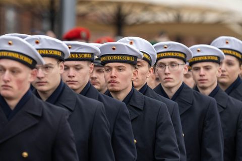 Junge Rekruten der Marine beim Gelöbnis in Stralsund