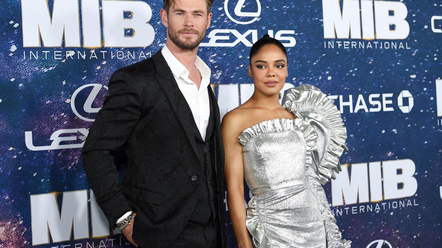 US-Schauspielerin Tessa Thompson lobt die kindliche Herangehensweise ihres "Thor"-Kollegen Chris Hemsworth und des Regisseurs Ta
