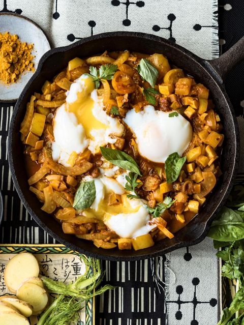 Eine Pfanne mit gelbem Ratatouille und Onsen-Eiern