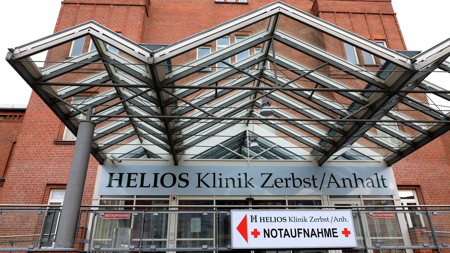 Das Helios-Klinikum in Zerbst stellt den stationären Betrieb zum Jahresende ein. 270 Beschäftigte bangen um ihre Jobs, Politiker