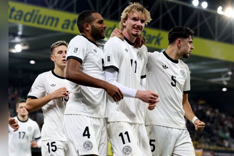 Deutschland gewinnt gegen Nordirland: Nick Woltemade wird von seinen Mitspielern zu seinem 1:0-Siegtreffer beglückwünscht.