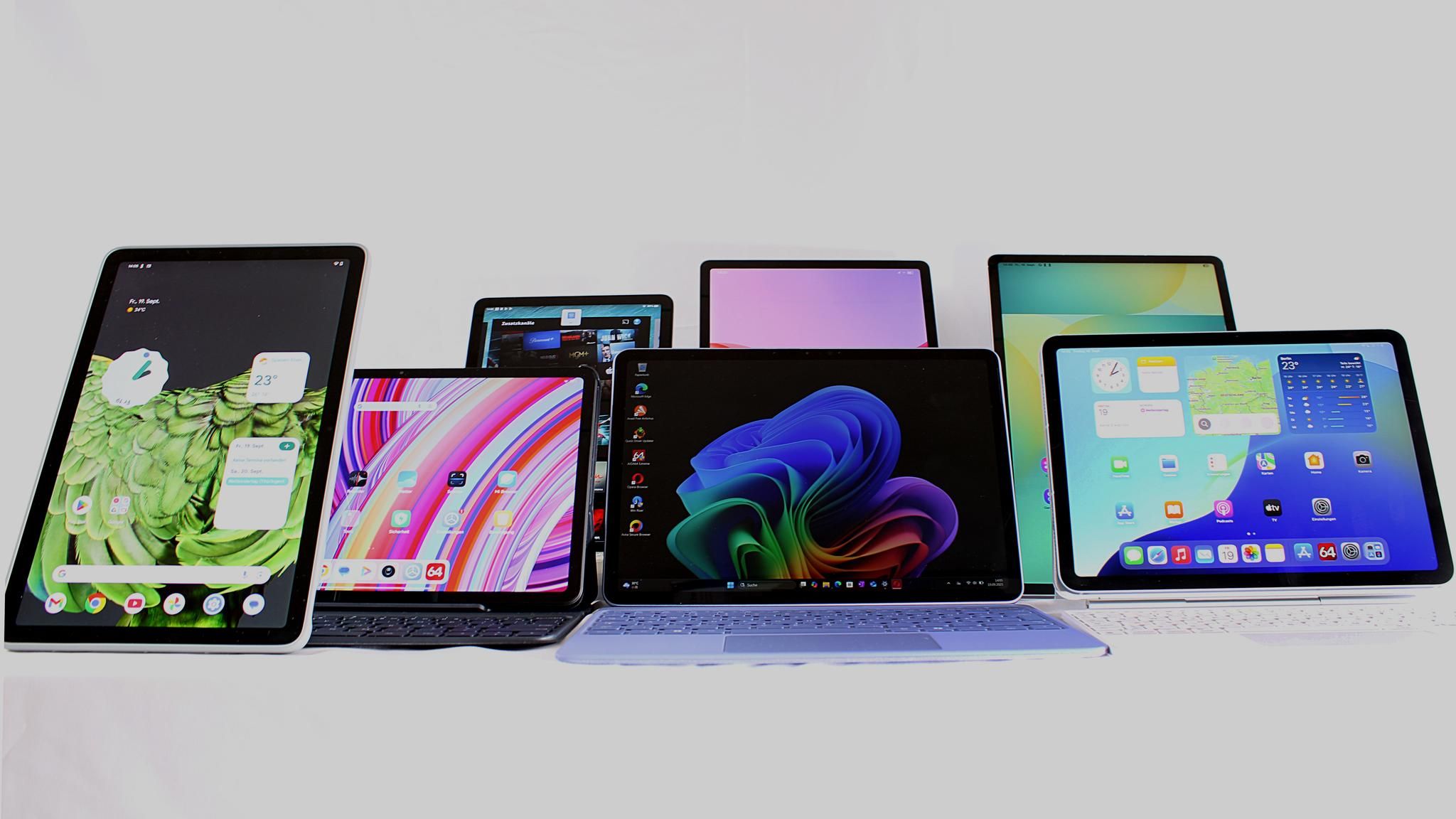 Tablet Test: Mehrere Tablets stehen vor einem hellen Hintergrund