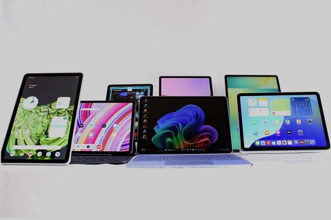 Tablet Test: Mehrere Tablets stehen vor einem hellen Hintergrund