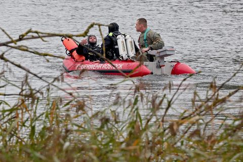 Weil im Inselsee südlich von Güstrow mehrere Spürhunde bei der Suche nach dem vermissten achtjährigen Fabian angeschlagen hatten