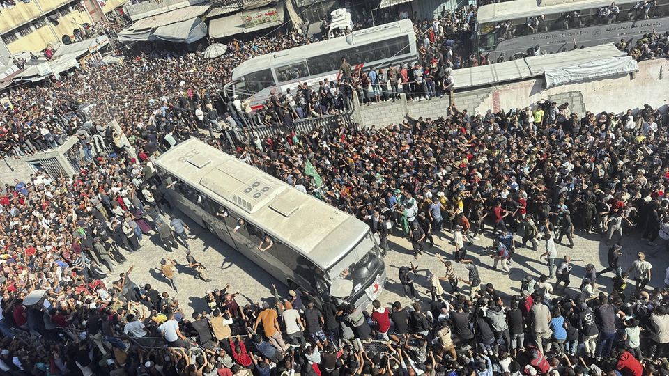 Gaza: Tausende versammelten sich, um die von Israel entlassenen Gefangenen in Empfang zu nehmen Gaza: Tausende versammelten sich, um die von Israel entlassenen Gefangenen in Empfang zu nehmen