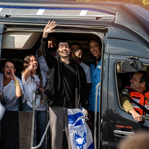 Israel: Die Ex-Geisel Guy Gilboa Dalal winkt bei seinem Empfang aus einem Auto