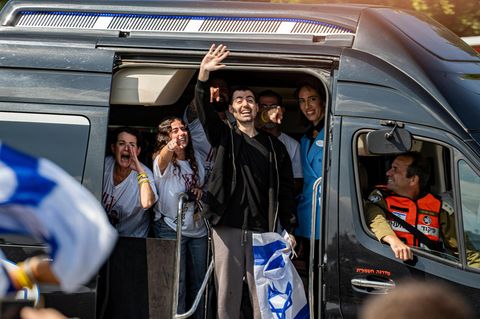 Israel: Die Ex-Geisel Guy Gilboa Dalal winkt bei seinem Empfang aus einem Auto