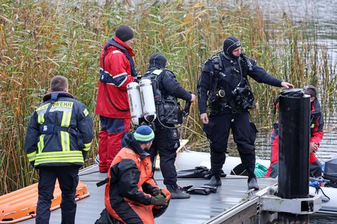Taucher bereiten sich am Inselsee auf ihre Suche nach dem verschwundenen Fabian aus Güstrow vor
