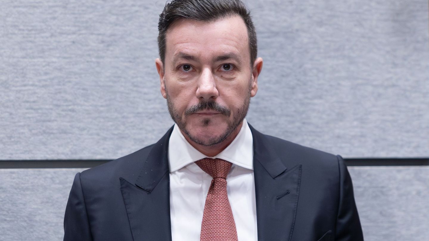 Ex-real estate tycoon: Benko in court: Ex-billionaire pleads not guilty