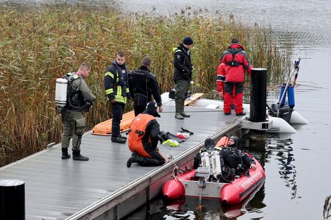 Taucher bereiten sich am Inselsee auf ihre Suche nach dem verschwundenen Fabian aus Güstrow vor