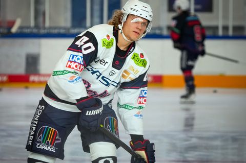 Korbinian Geibel fehlt den Eisbären mehrere Monate. (Archivbild) Foto: Soeren Stache/dpa