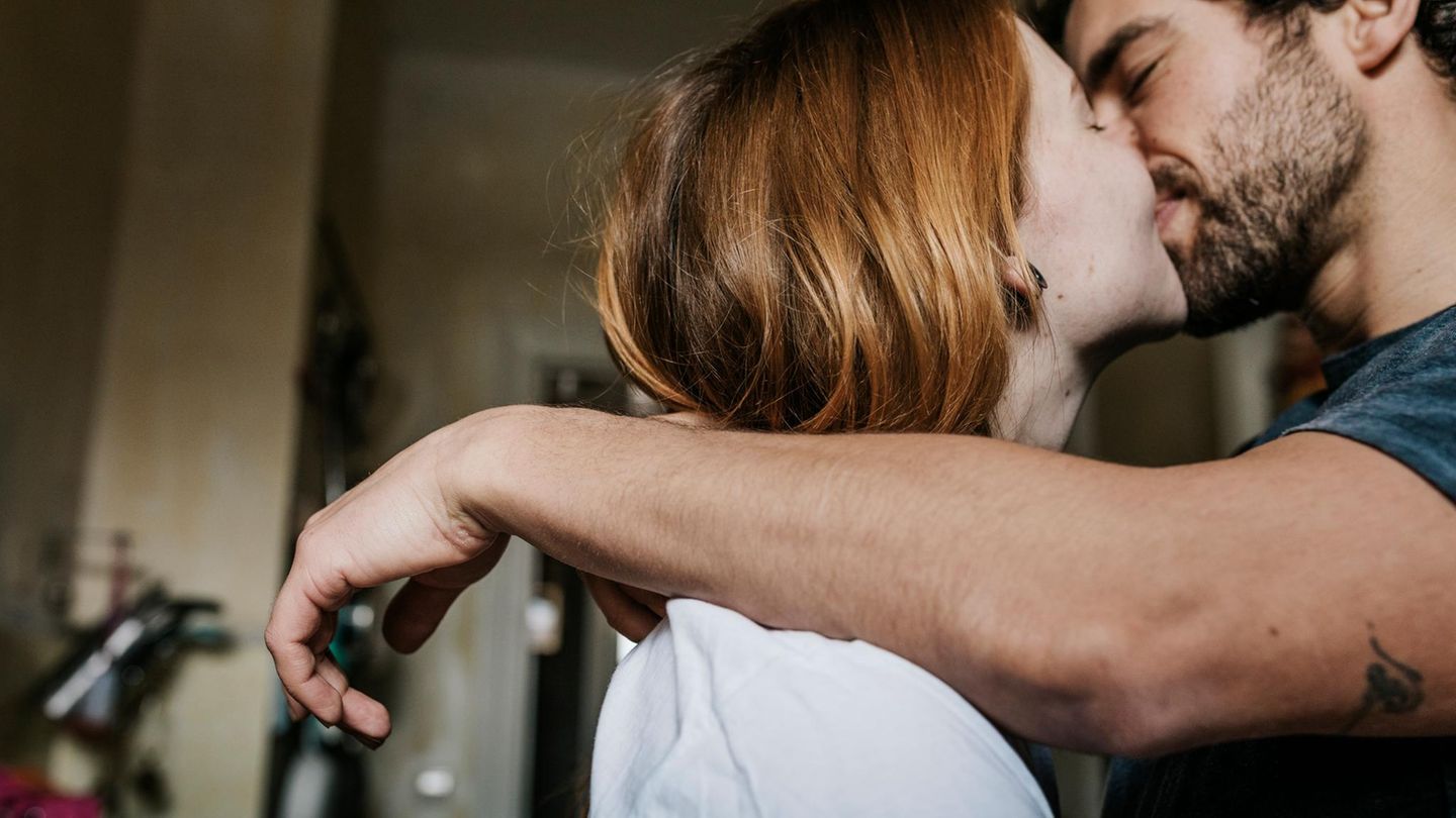 Sexcoaching: Paar küsst sich Sexcoaching: Paar küsst sich