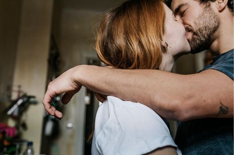 Sexcoaching: Paar küsst sich