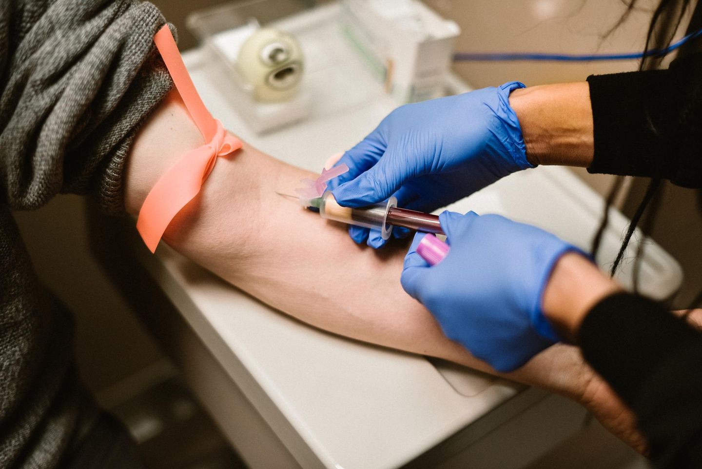 Blutanalyse: einer Frau wird Blut abgenommen Blutanalyse: einer Frau wird Blut abgenommen