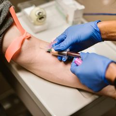 Blutanalyse: einer Frau wird Blut abgenommen