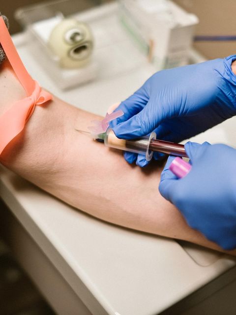 Blutanalyse: einer Frau wird Blut abgenommen