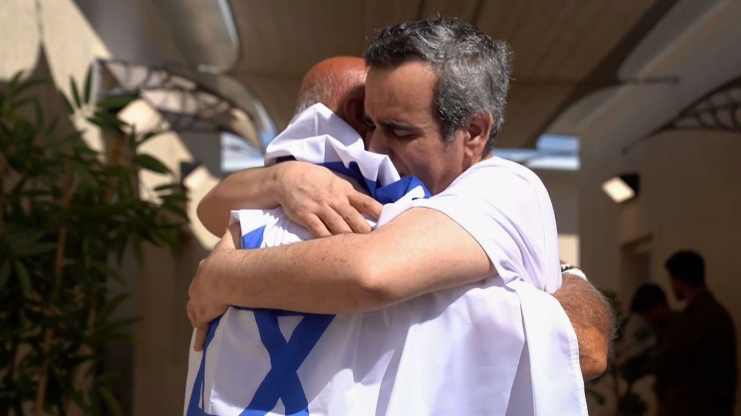 Unter die Freude der zurückgekehrten lebenden Geiseln mischt sich Trauer um die, die im Gazastreifen gestorben sind