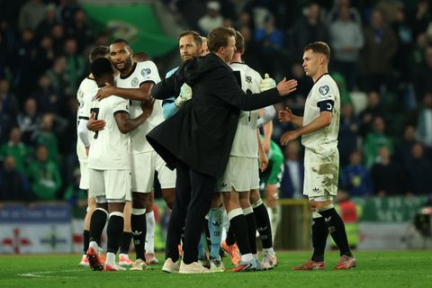 Bundestrainer Julian Nagelsmann gratuliert seinen Spielern nach dem Schlusspfiff auf dem Platz. Foto: Christian Charisius/dpa
