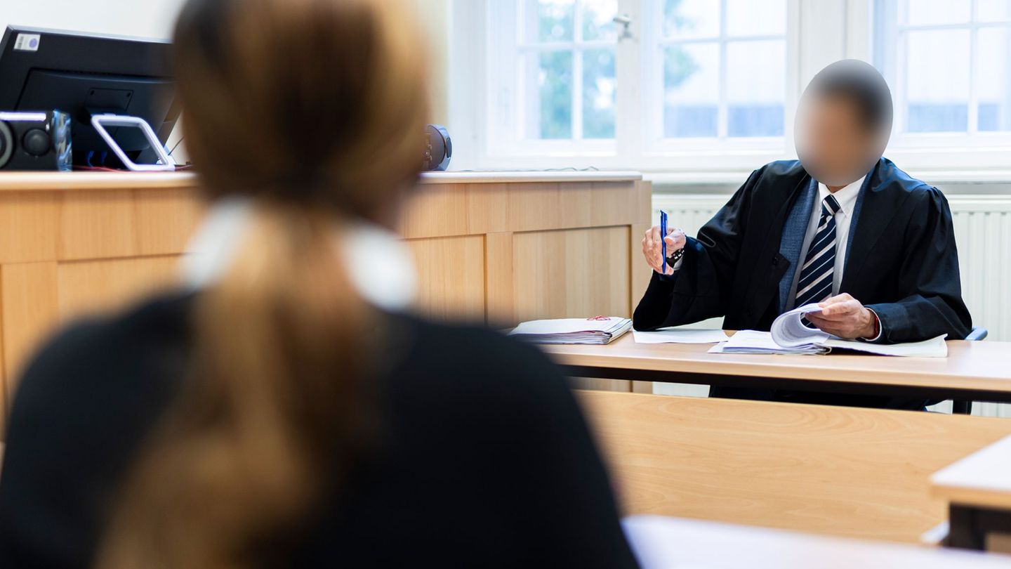 Ein Anwalt verklagt seine eigene Mandantin auf Bezahlung – die wirft ihm sexuelle Belästigung vor. Foto: Michael Matthey/dpa