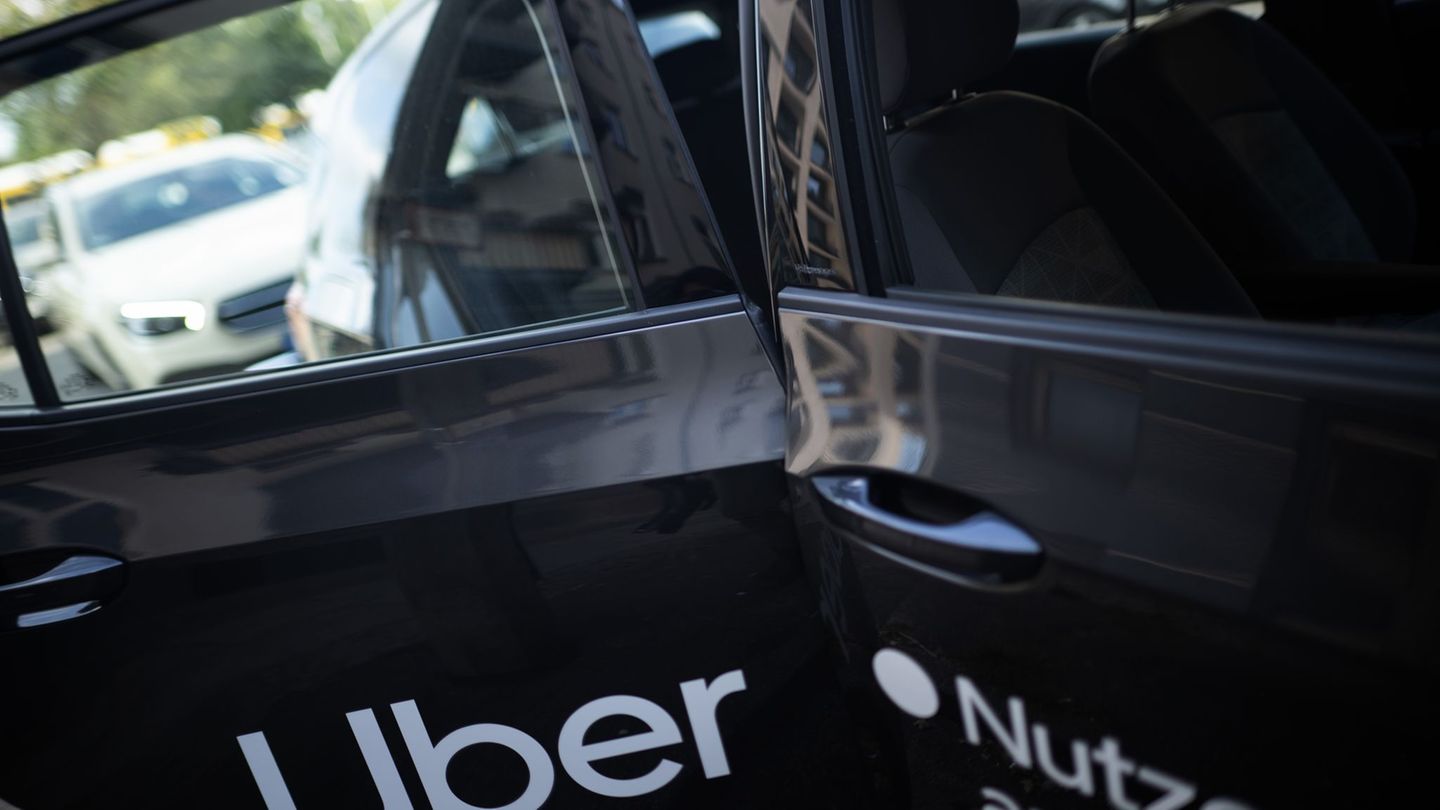 Ein Modellversuch erlaubt Uber und anderen Anbietern eine flexiblere Preisgestaltung. (Symbolbild) Foto: Sebastian Gollnow/dpa