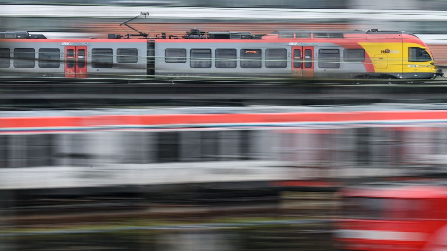 Die Fahrgäste müssen von den Regionalbahnen auf die S-Bahn ausweichen. (Symbolbild) Foto: Arne Dedert/dpa