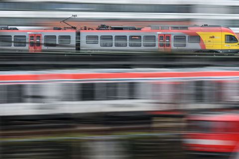 Die Fahrgäste müssen von den Regionalbahnen auf die S-Bahn ausweichen. (Symbolbild) Foto: Arne Dedert/dpa