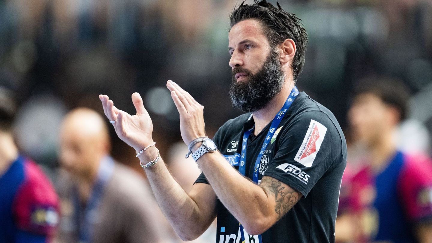 Magdeburgs Trainer Bennet Wiegert bleibt kaum Zeit, seine Mannschaft zu trainieren. (Archivbild) Foto: Marius Becker/dpa