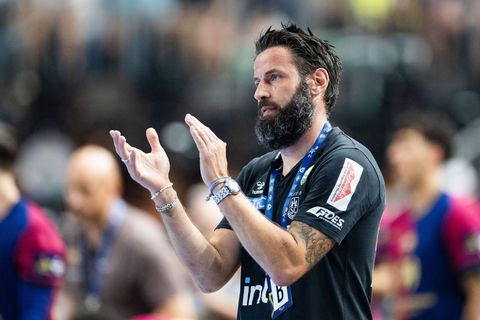 Magdeburgs Trainer Bennet Wiegert bleibt kaum Zeit, seine Mannschaft zu trainieren. (Archivbild) Foto: Marius Becker/dpa