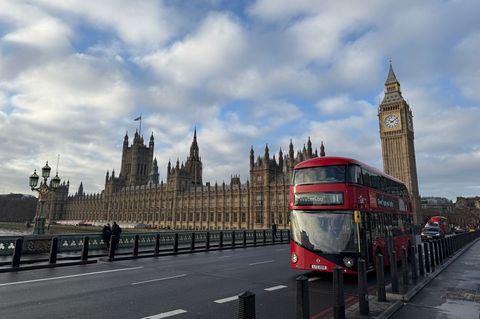 Die roten Doppeldeckerbusse sind aus dem Londoner Stadtbild nicht wegzudenken. (Archivbild) Foto: Julia Kilian/dpa