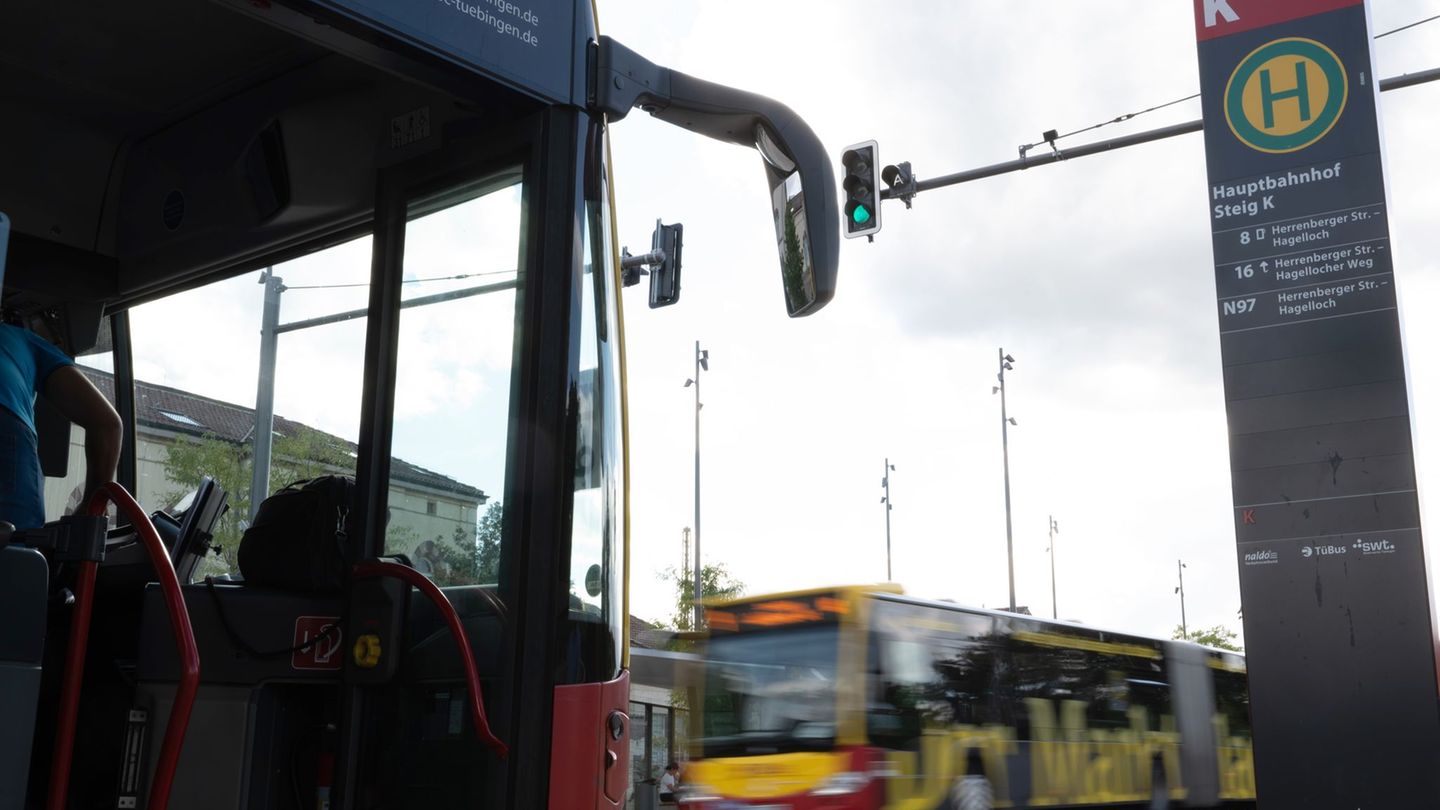 Der Busfahrer wollte laut Polizei Platz für einen anderen Bus machen. (Symbolbild) Foto: Markus Lenhardt/dpa