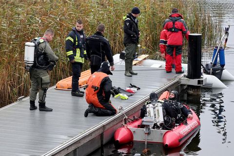Taucher bereiten sich am Inselsee auf ihre Suche nach dem verschwundenen Fabian aus Güstrow vor