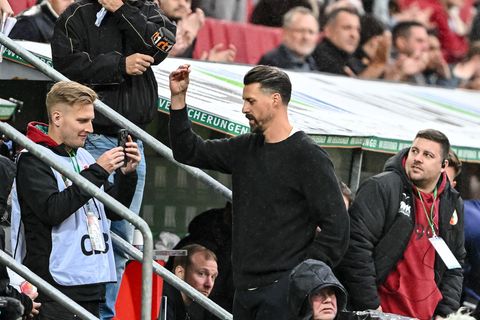 Augsburgs neuer Coach Sandro Wagner fiel kürzlich mit einer Bla-Bla-Geste Richtung Zuschauer auf. Foto: Harry Langer/dpa